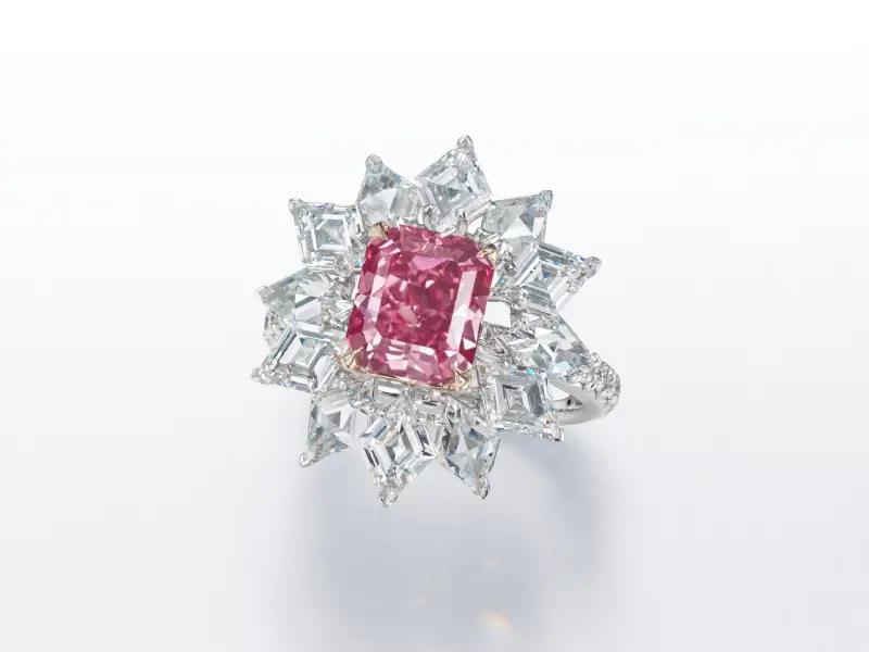 .68克拉長方形豔彩紫粉紅色IF鑽石戒指，成交價HK$33,650,000／US$4,329,634。