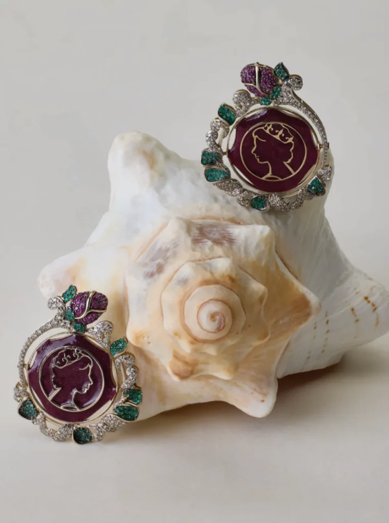 2024 Artisan Jewellery Design Awards
Rose & Royalty 玫瑰與皇室

封蠟喚起了一個時代的浪漫，
女王莊嚴的剪影，
被玫瑰花葉所圍繞，
增強的了優雅的力量。

Design/ Anushka Gupta
Manufacture/ Rathod Jewellery Mfg. Pvt. Ltd. 