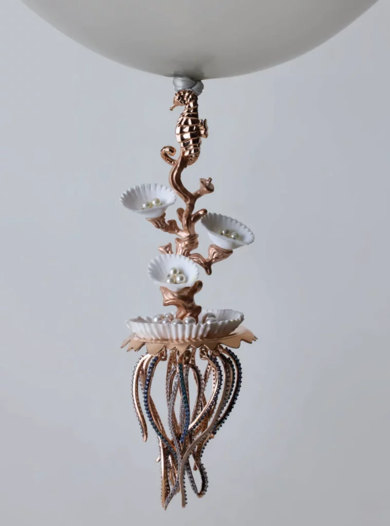 2024 Artisan Jewellery Design Awards
Treasure 寶藏

以海洋為中心思想，
來自沙灘上的貝殼象徵著生命的周期性，
每一枚都托著一簇珍珠，
融入精心設計的金色海馬及觸手，
展現出優雅的生命力。

Design/ Swapan Biswas
Manufacture/ Emerald Jewel Industry India Ltd. 