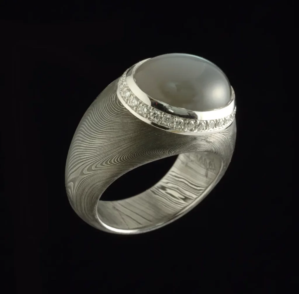 18K白金大馬士革鋼月光石戒環搭配鑽石。