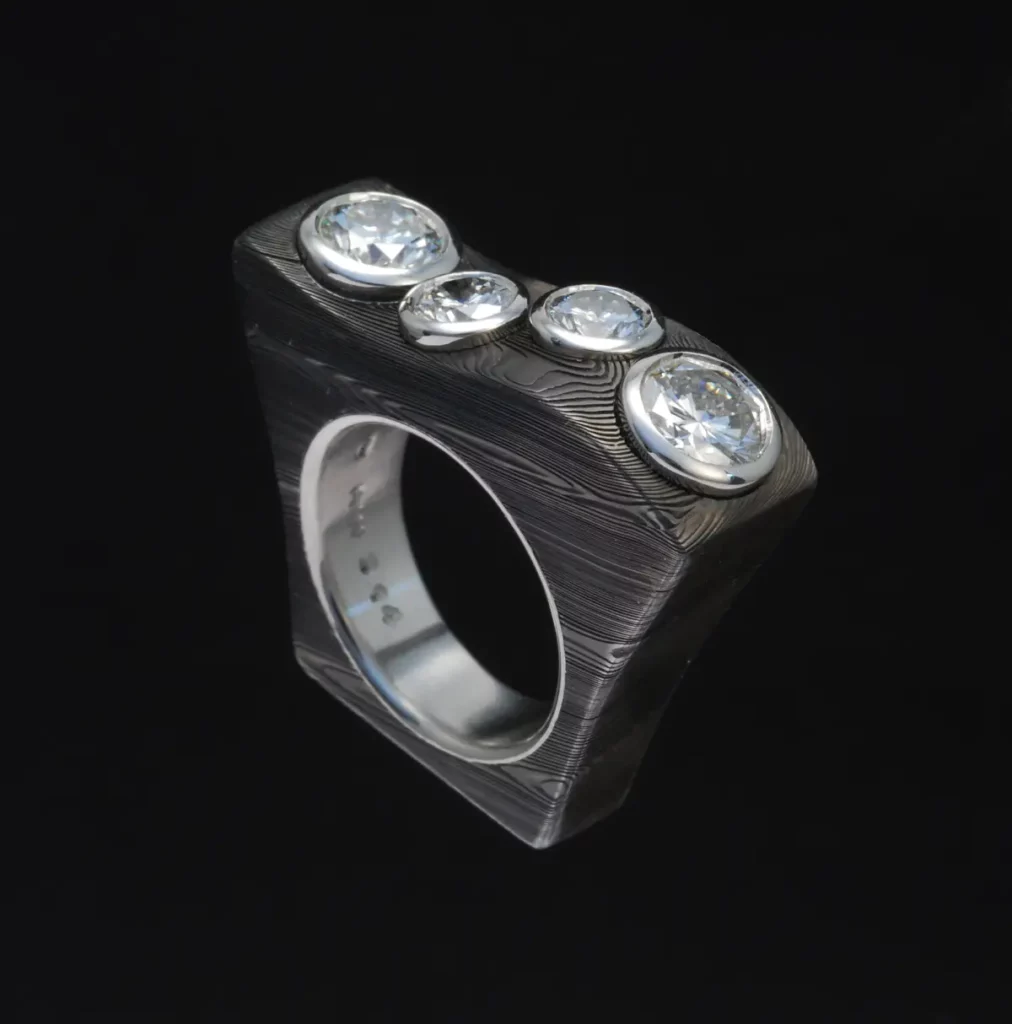 大馬士革鋼鑽石戒環。