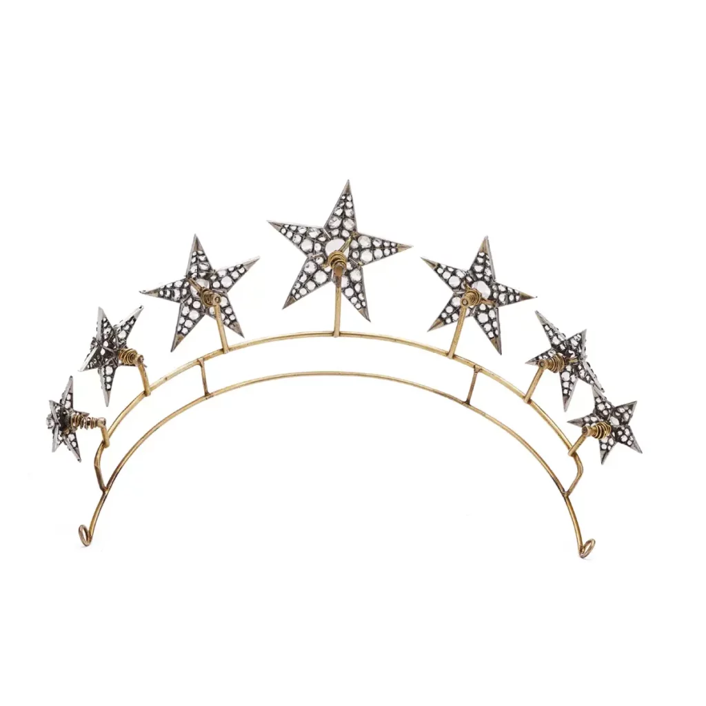 Tiara with stars on tremblers
19th century
Silver brazed silver-gilt structure, silver-plated copper alloy stars, copper alloy tremblers, imitation leaded glass stones
© Coll. Comédie-Française – Photo: L’École des Arts Joailliers – Benjamin Chelly