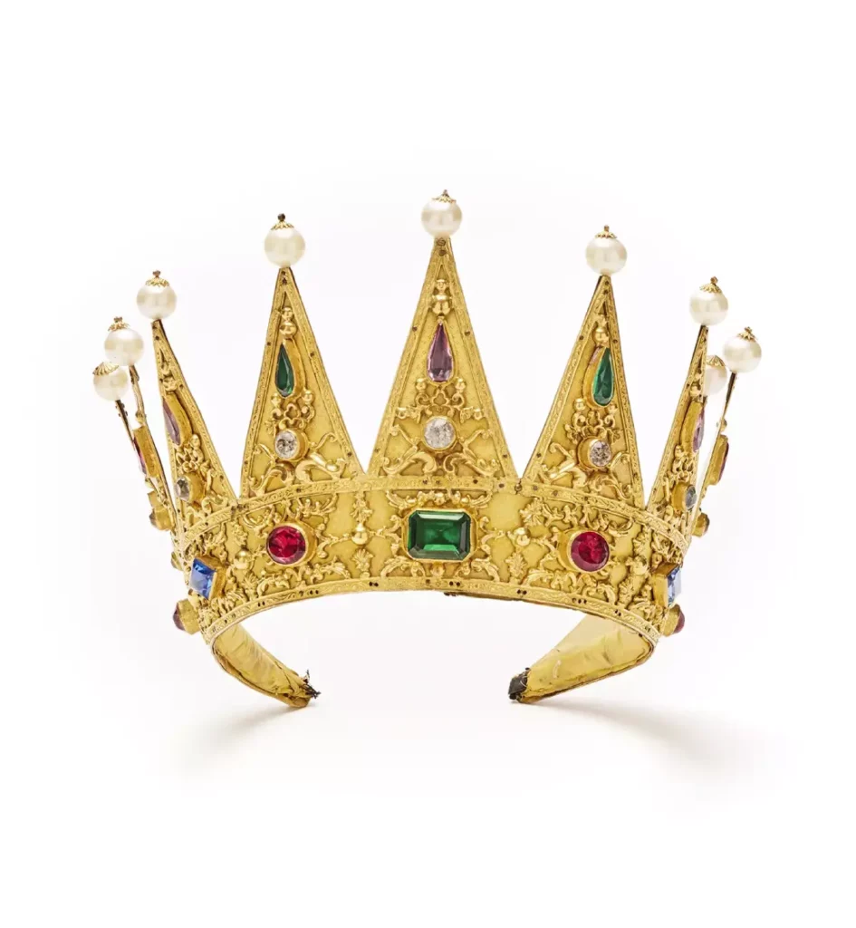 Anonymous Crown worn by Mlle Raucourt
in the role
of Cleopatra
(Rodogune by
Pierre Corneille)。
1871 年，鍍金銅合金，吹製珍珠、含鉛玻璃、紡織品。
© Comédie-Française collection
© L’ÉCOLE Van Cleef & Arpels.
Photo Benjamin Chelly。