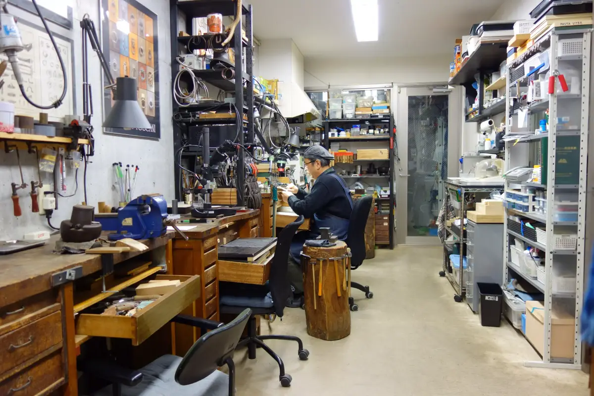 長井先生東京的金工工坊，徹底執行—整理(S EI R I)、整頓
(SEITON)、清掃(SEISO)、清潔(SEIKETSU)、素養(SHITSUKE)
此5S，整潔環境所創作出的珠寶首飾，自然也非一般。