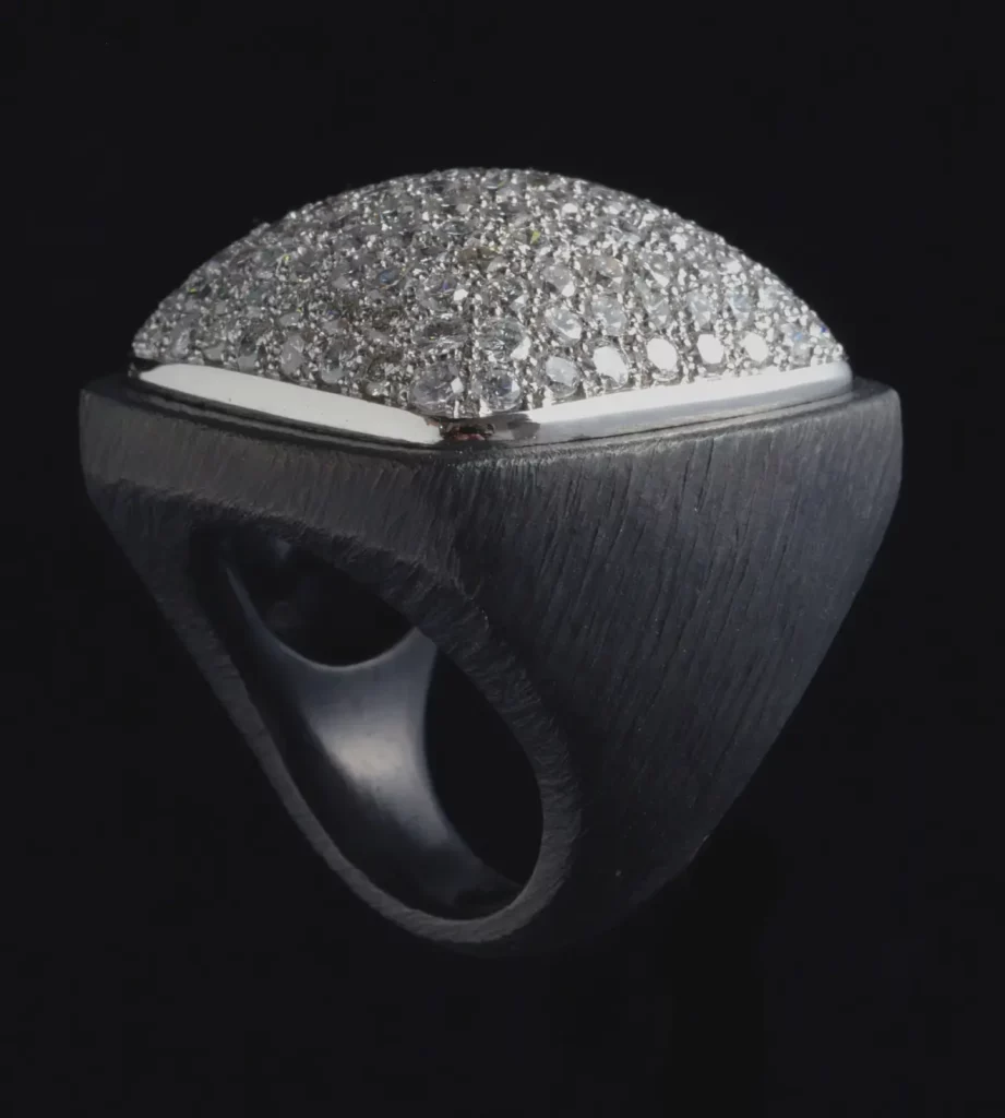 18K白金鑄鐵戒環，密釘鑲136粒鑽石。