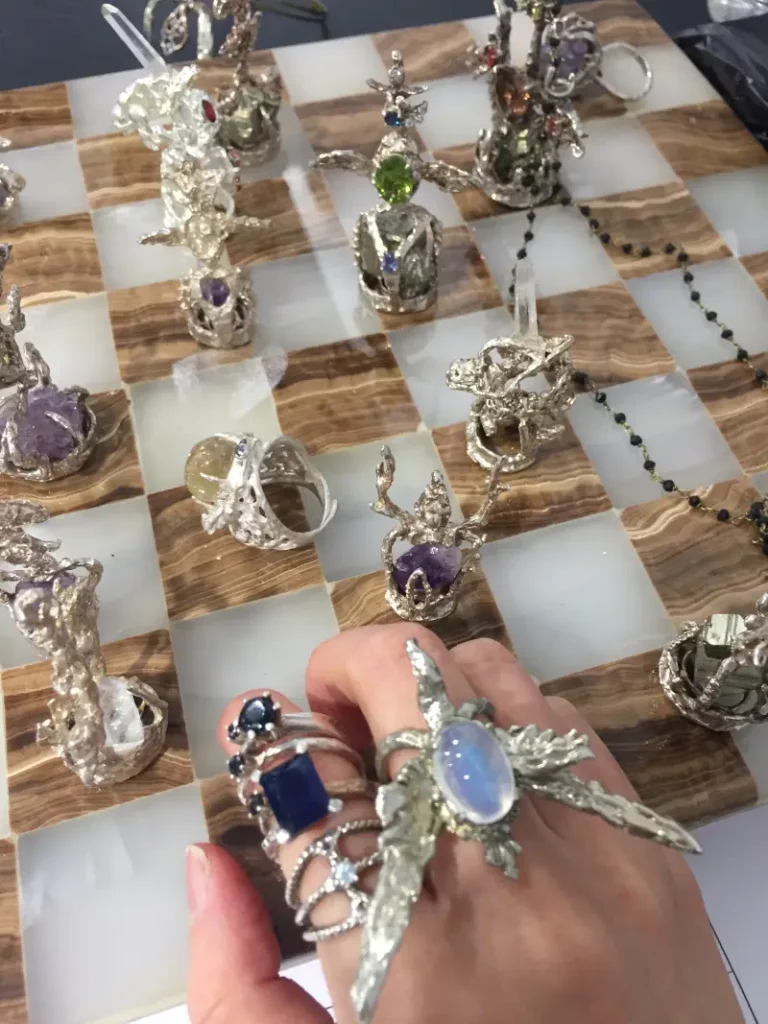 「國際象棋組」，這是象徵讓珠寶住進生活態度的擺飾，以銀、各種寶石和石英組成。