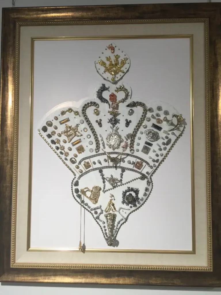 「鳳冠」是由50個珠寶拼裝而成的時尚藝術珠寶。